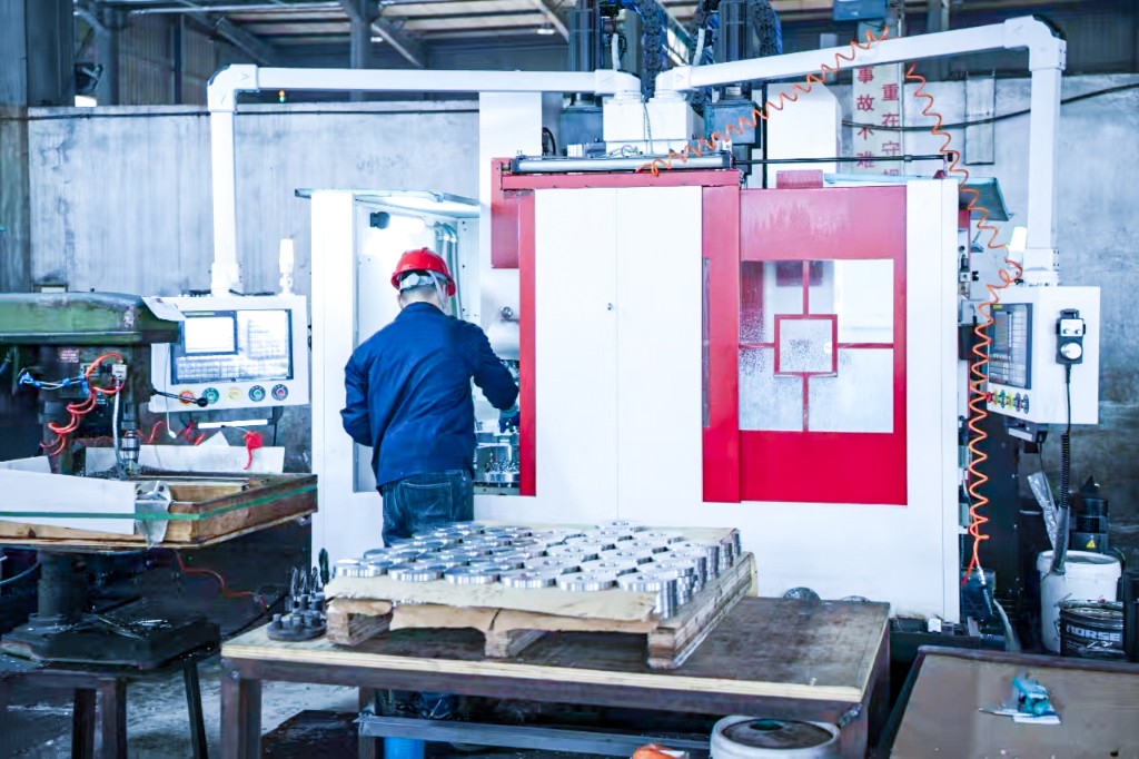 数控加工车间 — 工人操作机床与金属零件