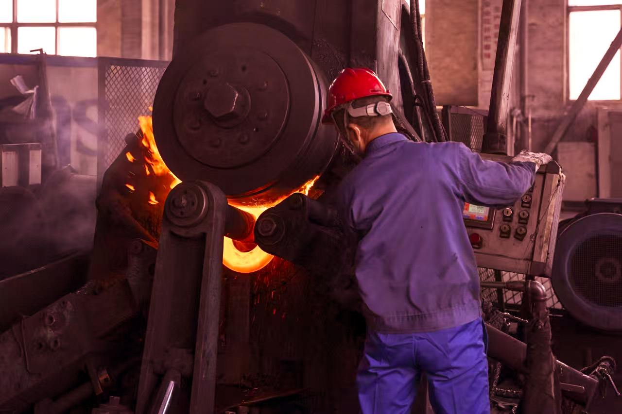 工人操作重型机械